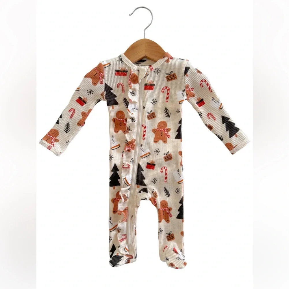 NWT Organic Waffle Ruffle Zip Footie, Gingerbread Wonderland Snow, 3-6mo